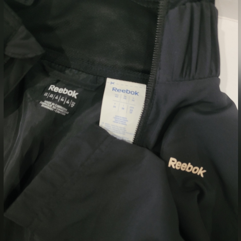 New Reebok Core Running Running Jacket Windbreaker Sz XSmall Black - Picture 10 of 15
